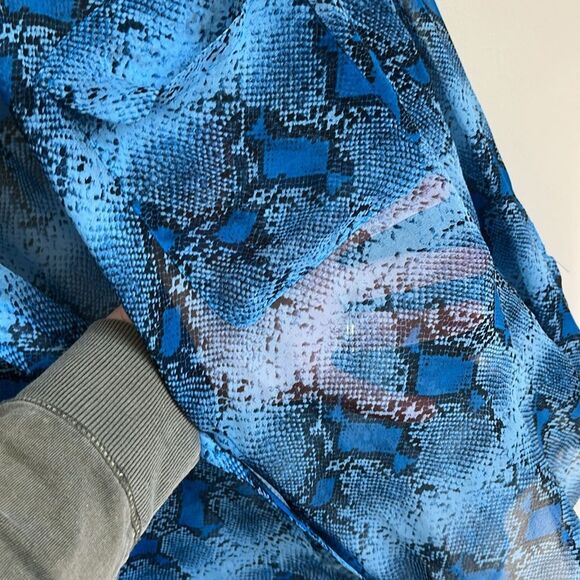 Equipment Femme 100% Silk Sheer Blue Snake Skin Print Button Down Blouse Size S - Picture 8 of 10